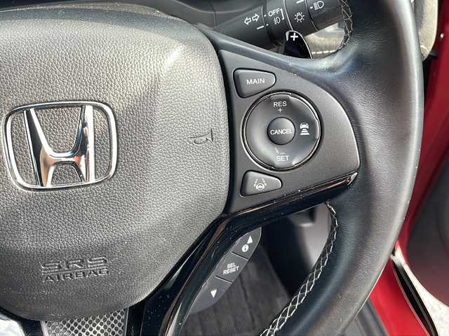 ホンダ ヴェゼル ハイブリッド RS ホンダセンシング 山口県 2016(平28)年 8.9万km プレミアムクリスタルレッドM 純正8インチナビ　【VXM-165VFEi】/・Bluetooth接続/・フルセグテレビ/・DVD再生機能有/バックカメラ/ビルトインETC/ドライブレコーダー/ホンダセンシング/・車線維持支援システム/・路外逸脱抑制機能/・歩行者事故低減ステアリング/・標識認識機能/・先行車発進お知らせ機能/・衝突軽減ブレーキ/・誤発進抑制機能/・アダプティブクルーズコントロール/パドルシフト/D/N席シートヒーター/電子パーキング/USB入力端子/ハーフレザーシート/純正フロアマット/スマートキー/プッシュスタート/スペアキー1本/ドアバイザー/ウィンカーミラー/純正18インチAW