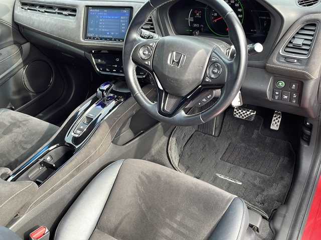 ホンダ ヴェゼル ハイブリッド RS ホンダセンシング 山口県 2016(平28)年 8.9万km プレミアムクリスタルレッドM 純正8インチナビ　【VXM-165VFEi】/・Bluetooth接続/・フルセグテレビ/・DVD再生機能有/バックカメラ/ビルトインETC/ドライブレコーダー/ホンダセンシング/・車線維持支援システム/・路外逸脱抑制機能/・歩行者事故低減ステアリング/・標識認識機能/・先行車発進お知らせ機能/・衝突軽減ブレーキ/・誤発進抑制機能/・アダプティブクルーズコントロール/パドルシフト/D/N席シートヒーター/電子パーキング/USB入力端子/ハーフレザーシート/純正フロアマット/スマートキー/プッシュスタート/スペアキー1本/ドアバイザー/ウィンカーミラー/純正18インチAW