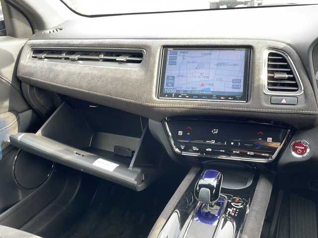 ホンダ ヴェゼル ハイブリッド RS ホンダセンシング 山口県 2016(平28)年 8.9万km プレミアムクリスタルレッドM 純正8インチナビ　【VXM-165VFEi】/・Bluetooth接続/・フルセグテレビ/・DVD再生機能有/バックカメラ/ビルトインETC/ドライブレコーダー/ホンダセンシング/・車線維持支援システム/・路外逸脱抑制機能/・歩行者事故低減ステアリング/・標識認識機能/・先行車発進お知らせ機能/・衝突軽減ブレーキ/・誤発進抑制機能/・アダプティブクルーズコントロール/パドルシフト/D/N席シートヒーター/電子パーキング/USB入力端子/ハーフレザーシート/純正フロアマット/スマートキー/プッシュスタート/スペアキー1本/ドアバイザー/ウィンカーミラー/純正18インチAW