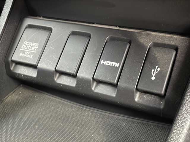 ホンダ ヴェゼル ハイブリッド RS ホンダセンシング 山口県 2016(平28)年 8.9万km プレミアムクリスタルレッドM 純正8インチナビ　【VXM-165VFEi】/・Bluetooth接続/・フルセグテレビ/・DVD再生機能有/バックカメラ/ビルトインETC/ドライブレコーダー/ホンダセンシング/・車線維持支援システム/・路外逸脱抑制機能/・歩行者事故低減ステアリング/・標識認識機能/・先行車発進お知らせ機能/・衝突軽減ブレーキ/・誤発進抑制機能/・アダプティブクルーズコントロール/パドルシフト/D/N席シートヒーター/電子パーキング/USB入力端子/ハーフレザーシート/純正フロアマット/スマートキー/プッシュスタート/スペアキー1本/ドアバイザー/ウィンカーミラー/純正18インチAW