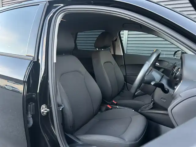 アウディ Ａ１ SB 1．0TFSI 茨城県 2017(平29)年 3.4万km ミトスブラックメタリック 後期型 /ナビキセノンパッケージ /12セグ /アドバンストキー /BT /DVD/CD /キセノンヘッドライト /オートライト /オートエアコン /パーキングエイド /ドラレコ /ETC/純正15インチアルミホイール /禁煙車