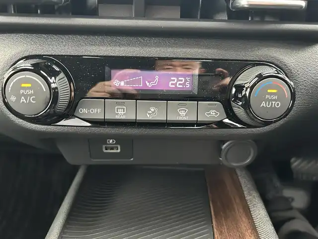 日産 オーラ G レザーエディション 埼玉県 2023(令5)年 0.2万km ガーネットレッド/スーパーブラック 2トーン ・ワンオーナー　/・純正フロント＆リアアンダースポイラー　/・純正ナビフルセグＴＶ　/・ナビ連動前後ドライブレコーダー　/・アラウンドビューモニター　/・デジタルインナーミラー　/・ＥＴＣ２．０　/・黒皮シート/・スマートキー×２/・プッシュスタート/・電子パーキング/・オートホールド　/・純正１７インチアルミ/・ブリジストンタイヤ/・オートライト/・LEDヘットライト/・LEDフォグライト/・保証書/・取説