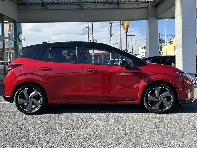 日産 オーラ G レザーエディション 埼玉県 2023(令5)年 0.2万km ガーネットレッド/スーパーブラック 2トーン ・ワンオーナー　/・純正フロント＆リアアンダースポイラー　/・純正ナビフルセグＴＶ　/・ナビ連動前後ドライブレコーダー　/・アラウンドビューモニター　/・デジタルインナーミラー　/・ＥＴＣ２．０　/・黒皮シート/・スマートキー×２/・プッシュスタート/・電子パーキング/・オートホールド　/・純正１７インチアルミ/・ブリジストンタイヤ/・オートライト/・LEDヘットライト/・LEDフォグライト/・保証書/・取説