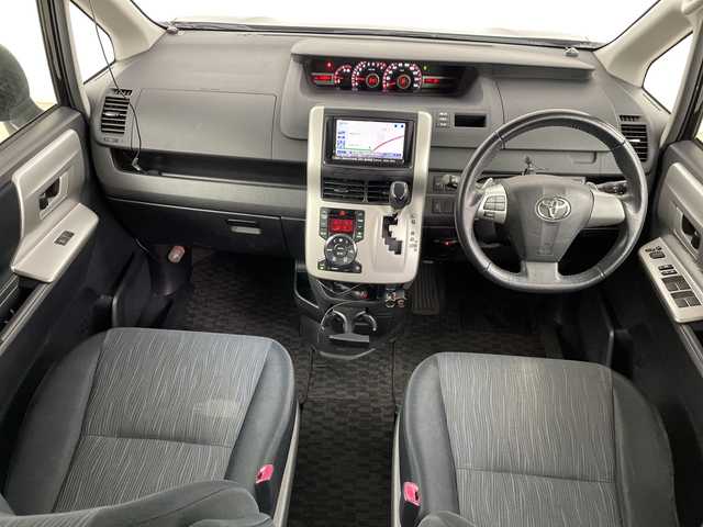 トヨタ ヴォクシー ZS 道央・札幌 2011(平23)年 11.3万km ブラック ・4WD/・寒冷地仕様/・社外HDDナビ/・CD/DVD/SD/HDD/フルセグTV/・Bluetooth接続（ハンズフリーのみ）/・片側パワースライドドア/・MTモード付AT/パドルシフト/・社外後席用モニター/・純正フロアマット/電動格納ミラー/・LEDオートライト/フォグランプ/・スマートキー