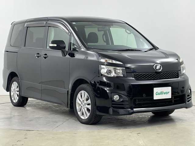 トヨタ ヴォクシー ZS 道央・札幌 2011(平23)年 11.3万km ブラック ・4WD/・寒冷地仕様/・社外HDDナビ/・CD/DVD/SD/HDD/フルセグTV/・Bluetooth接続（ハンズフリーのみ）/・片側パワースライドドア/・MTモード付AT/パドルシフト/・社外後席用モニター/・純正フロアマット/電動格納ミラー/・LEDオートライト/フォグランプ/・スマートキー
