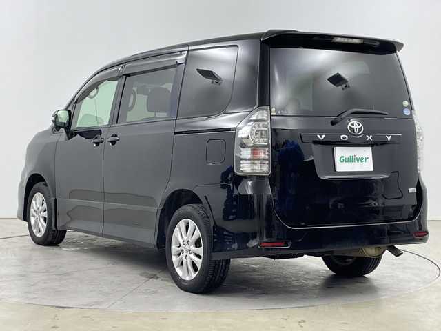 トヨタ ヴォクシー ZS 道央・札幌 2011(平23)年 11.3万km ブラック ・4WD/・寒冷地仕様/・社外HDDナビ/・CD/DVD/SD/HDD/フルセグTV/・Bluetooth接続（ハンズフリーのみ）/・片側パワースライドドア/・MTモード付AT/パドルシフト/・社外後席用モニター/・純正フロアマット/電動格納ミラー/・LEDオートライト/フォグランプ/・スマートキー