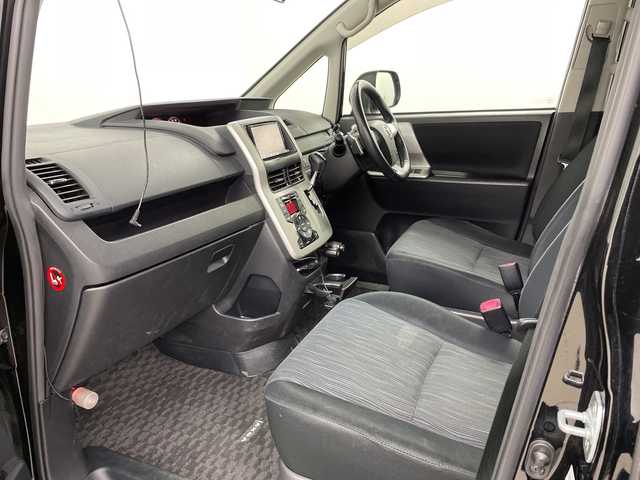 トヨタ ヴォクシー ZS 道央・札幌 2011(平23)年 11.3万km ブラック ・4WD/・寒冷地仕様/・社外HDDナビ/・CD/DVD/SD/HDD/フルセグTV/・Bluetooth接続（ハンズフリーのみ）/・片側パワースライドドア/・MTモード付AT/パドルシフト/・社外後席用モニター/・純正フロアマット/電動格納ミラー/・LEDオートライト/フォグランプ/・スマートキー