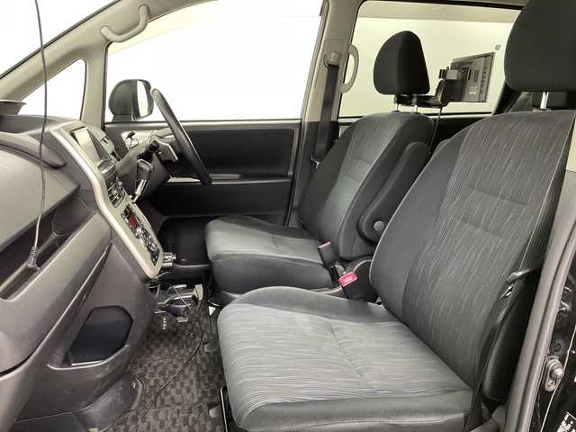 トヨタ ヴォクシー ZS 道央・札幌 2011(平23)年 11.3万km ブラック ・4WD/・寒冷地仕様/・社外HDDナビ/・CD/DVD/SD/HDD/フルセグTV/・Bluetooth接続（ハンズフリーのみ）/・片側パワースライドドア/・MTモード付AT/パドルシフト/・社外後席用モニター/・純正フロアマット/電動格納ミラー/・LEDオートライト/フォグランプ/・スマートキー