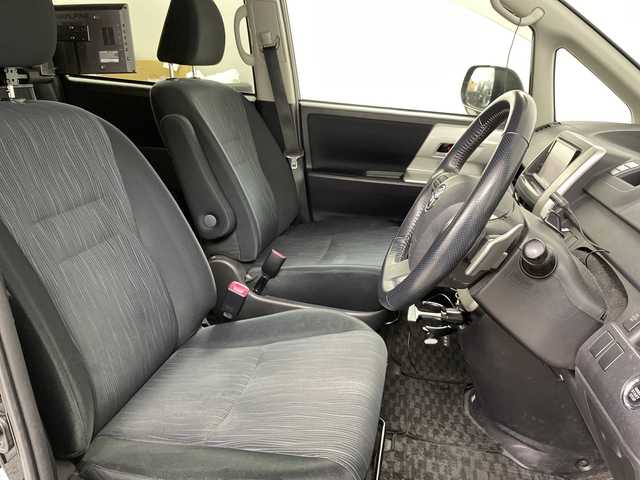 トヨタ ヴォクシー ZS 道央・札幌 2011(平23)年 11.3万km ブラック ・4WD/・寒冷地仕様/・社外HDDナビ/・CD/DVD/SD/HDD/フルセグTV/・Bluetooth接続（ハンズフリーのみ）/・片側パワースライドドア/・MTモード付AT/パドルシフト/・社外後席用モニター/・純正フロアマット/電動格納ミラー/・LEDオートライト/フォグランプ/・スマートキー