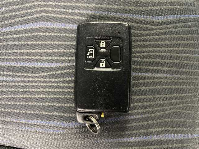 トヨタ ヴォクシー ZS 道央・札幌 2011(平23)年 11.3万km ブラック ・4WD/・寒冷地仕様/・社外HDDナビ/・CD/DVD/SD/HDD/フルセグTV/・Bluetooth接続（ハンズフリーのみ）/・片側パワースライドドア/・MTモード付AT/パドルシフト/・社外後席用モニター/・純正フロアマット/電動格納ミラー/・LEDオートライト/フォグランプ/・スマートキー