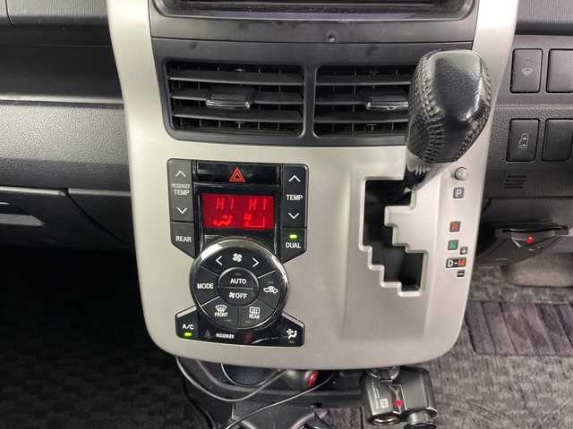 トヨタ ヴォクシー ZS 道央・札幌 2011(平23)年 11.3万km ブラック ・4WD/・寒冷地仕様/・社外HDDナビ/・CD/DVD/SD/HDD/フルセグTV/・Bluetooth接続（ハンズフリーのみ）/・片側パワースライドドア/・MTモード付AT/パドルシフト/・社外後席用モニター/・純正フロアマット/電動格納ミラー/・LEDオートライト/フォグランプ/・スマートキー