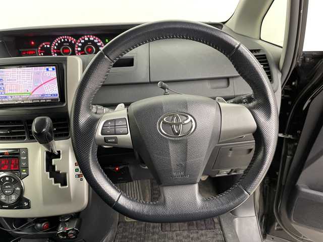 トヨタ ヴォクシー ZS 道央・札幌 2011(平23)年 11.3万km ブラック ・4WD/・寒冷地仕様/・社外HDDナビ/・CD/DVD/SD/HDD/フルセグTV/・Bluetooth接続（ハンズフリーのみ）/・片側パワースライドドア/・MTモード付AT/パドルシフト/・社外後席用モニター/・純正フロアマット/電動格納ミラー/・LEDオートライト/フォグランプ/・スマートキー