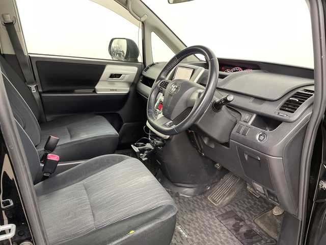 トヨタ ヴォクシー ZS 道央・札幌 2011(平23)年 11.3万km ブラック ・4WD/・寒冷地仕様/・社外HDDナビ/・CD/DVD/SD/HDD/フルセグTV/・Bluetooth接続（ハンズフリーのみ）/・片側パワースライドドア/・MTモード付AT/パドルシフト/・社外後席用モニター/・純正フロアマット/電動格納ミラー/・LEDオートライト/フォグランプ/・スマートキー