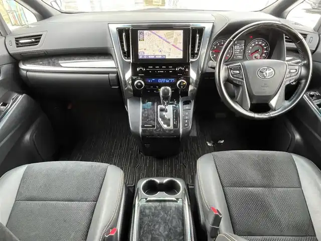 トヨタ アルファード S タイプゴールド 道央・札幌 2020(令2)年 7.8万km ホワイトパールクリスタルシャイン ・4WD/・寒冷地仕様/・トヨタ純正ディスプレイオーディオ/（CD/DVD/BＴ/TV/AM/FM/ナビ）/・バックカメラ/・純正フリップダウンモニター/・トヨタセーフティセンス/・プリクラッシュセーフティ/・レーントレーシングアシスト/・レーンディパーチャーアラート/・ロードサインアシスト/・レーダークルーズコントロール/・オートマチックハイビーム/・先行車発進アラーム/・コーナーセンサー/・SOSコール/・ビルトインETC/・社外前後ドライブレコーダー/・両側パワースライドドア/・ハーフレザーシート/・電動リアゲート/・純正18インチAW/・純正フロアマット/・プラスチックバイザー/・LEDヘッドライト/・フォグランプ/・リアフォグランプ/・プッシュスタート/・スマートキー/・電動パーキングブレーキ/・オートホールド