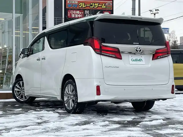 トヨタ アルファード S タイプゴールド 道央・札幌 2020(令2)年 7.8万km ホワイトパールクリスタルシャイン ・4WD/・寒冷地仕様/・トヨタ純正ディスプレイオーディオ/（CD/DVD/BＴ/TV/AM/FM/ナビ）/・バックカメラ/・純正フリップダウンモニター/・トヨタセーフティセンス/・プリクラッシュセーフティ/・レーントレーシングアシスト/・レーンディパーチャーアラート/・ロードサインアシスト/・レーダークルーズコントロール/・オートマチックハイビーム/・先行車発進アラーム/・コーナーセンサー/・SOSコール/・ビルトインETC/・社外前後ドライブレコーダー/・両側パワースライドドア/・ハーフレザーシート/・電動リアゲート/・純正18インチAW/・純正フロアマット/・プラスチックバイザー/・LEDヘッドライト/・フォグランプ/・リアフォグランプ/・プッシュスタート/・スマートキー/・電動パーキングブレーキ/・オートホールド