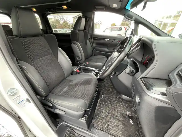 トヨタ アルファード S タイプゴールド 道央・札幌 2020(令2)年 7.8万km ホワイトパールクリスタルシャイン ・4WD/・寒冷地仕様/・トヨタ純正ディスプレイオーディオ/（CD/DVD/BＴ/TV/AM/FM/ナビ）/・バックカメラ/・純正フリップダウンモニター/・トヨタセーフティセンス/・プリクラッシュセーフティ/・レーントレーシングアシスト/・レーンディパーチャーアラート/・ロードサインアシスト/・レーダークルーズコントロール/・オートマチックハイビーム/・先行車発進アラーム/・コーナーセンサー/・SOSコール/・ビルトインETC/・社外前後ドライブレコーダー/・両側パワースライドドア/・ハーフレザーシート/・電動リアゲート/・純正18インチAW/・純正フロアマット/・プラスチックバイザー/・LEDヘッドライト/・フォグランプ/・リアフォグランプ/・プッシュスタート/・スマートキー/・電動パーキングブレーキ/・オートホールド