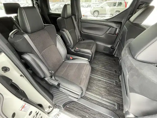 トヨタ アルファード S タイプゴールド 道央・札幌 2020(令2)年 7.8万km ホワイトパールクリスタルシャイン ・4WD/・寒冷地仕様/・トヨタ純正ディスプレイオーディオ/（CD/DVD/BＴ/TV/AM/FM/ナビ）/・バックカメラ/・純正フリップダウンモニター/・トヨタセーフティセンス/・プリクラッシュセーフティ/・レーントレーシングアシスト/・レーンディパーチャーアラート/・ロードサインアシスト/・レーダークルーズコントロール/・オートマチックハイビーム/・先行車発進アラーム/・コーナーセンサー/・SOSコール/・ビルトインETC/・社外前後ドライブレコーダー/・両側パワースライドドア/・ハーフレザーシート/・電動リアゲート/・純正18インチAW/・純正フロアマット/・プラスチックバイザー/・LEDヘッドライト/・フォグランプ/・リアフォグランプ/・プッシュスタート/・スマートキー/・電動パーキングブレーキ/・オートホールド