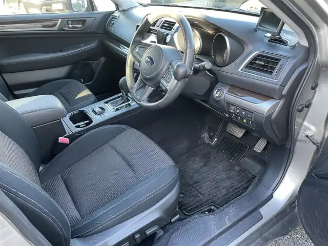 スバル アウトバック ベース 埼玉県 2016(平28)年 8.2万km タングステンM ４ＷＤ/前席シートヒーター/Ｄ席メモリー機能付パワーシート/社外７インチメモリナビ＆フルセグＴＶ/　（ＤＶＤ＆ＣＤ＆ＢＴ）/バックカメラ/ＥＴＣ/社外エンジンスターター/アイドリングストップ/衝突軽減システム/レーンキープアシスト/ブラインドスポットモニター/ダウンヒルアシスト/レーダークルーズコントロール/革巻きステアリング/電動リアゲート/ルーフレール/純正１７inアルミホイール/オートライト/ＬＥＤライト/フォグランプ/スマートキー/プッシュスタート/Ｗ＆サイド＆カーテンエアバッグ/盗難防止装置/横滑り防止装置/ＡＢＳ/ドアバイザー/フロアマット/新車保証書/取扱説明書/スマートスペアキー有