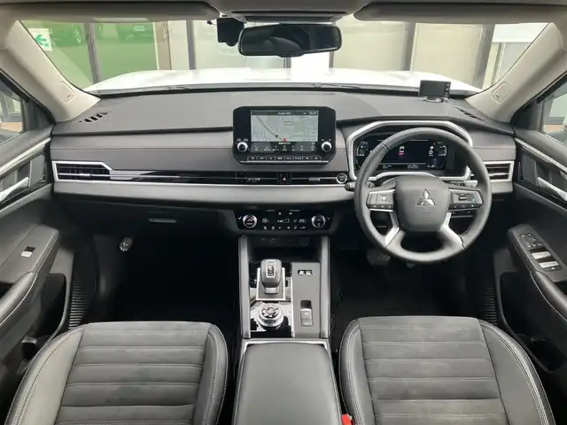 三菱 アウトランダー ＰＨＥＶ G 道南・函館 2023(令5)年 1.2万km ホワイトダイヤモンド ・純正9型ディスプレイオーディオ/・フルセグTV/・ドライブレコーダー前後/・全方位カメラ/・ETC2.0/・AC1500W/・BOSEプレミアムサウンド/・電動リアゲート/・前席シートヒーター/・運転席パワーシート/・ベースキャリア/ルーフボックス/・衝突被害軽減システム/・レーダークルーズコントロール/・レーンキープアシスト/・ブラインドスポットモニター/・クリアランスソナー/・置くだけ充電/・LEDヘッドライト/・フロントフォグランプ/・オートライト/・スマートキー/・エンジンプッシュスタート