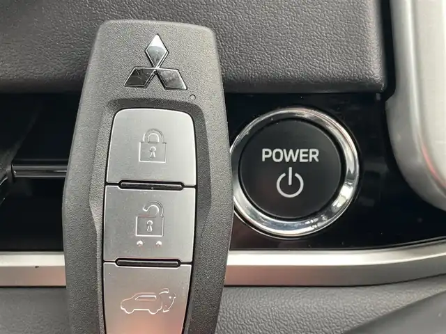 三菱 アウトランダー ＰＨＥＶ G 道南・函館 2023(令5)年 1.2万km ホワイトダイヤモンド ・純正9型ディスプレイオーディオ/・フルセグTV/・ドライブレコーダー前後/・全方位カメラ/・ETC2.0/・AC1500W/・BOSEプレミアムサウンド/・電動リアゲート/・前席シートヒーター/・運転席パワーシート/・ベースキャリア/ルーフボックス/・衝突被害軽減システム/・レーダークルーズコントロール/・レーンキープアシスト/・ブラインドスポットモニター/・クリアランスソナー/・置くだけ充電/・LEDヘッドライト/・フロントフォグランプ/・オートライト/・スマートキー/・エンジンプッシュスタート