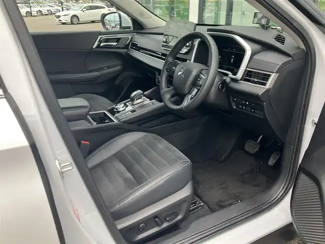 三菱 アウトランダー ＰＨＥＶ G 道南・函館 2023(令5)年 1.2万km ホワイトダイヤモンド ・純正9型ディスプレイオーディオ/・フルセグTV/・ドライブレコーダー前後/・全方位カメラ/・ETC2.0/・AC1500W/・BOSEプレミアムサウンド/・電動リアゲート/・前席シートヒーター/・運転席パワーシート/・ベースキャリア/ルーフボックス/・衝突被害軽減システム/・レーダークルーズコントロール/・レーンキープアシスト/・ブラインドスポットモニター/・クリアランスソナー/・置くだけ充電/・LEDヘッドライト/・フロントフォグランプ/・オートライト/・スマートキー/・エンジンプッシュスタート