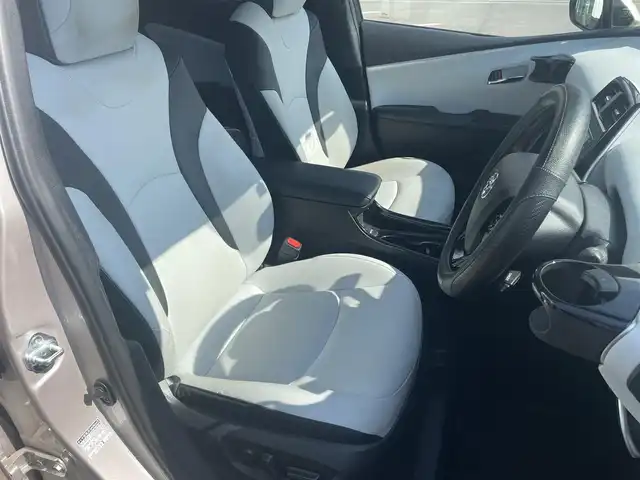 トヨタ プリウス A ツーリングセレクション 愛媛県 2019(平31)年 4.4万km スティールブロンドM 純正7型ナビ(AM/FM/CD/DVD/BT/ワンセグTV)/バックカメラ/白革温電動シート/トヨタセーフティセンス/レーダークルーズコントロール/ブラインドスポットモニター/ヘッドアップディスプレイ/衝突被害軽減装置/車線逸脱防止装置/パーキングアシスト/ヒートミラー/電格ミラー/純正ドアバイザー/ステアリングリモコン/後付けドリンクホルダー/PWR/NORMAL/ECO/トノカバー/現状サマー(純正AW)(215/45/R17)/PIRELLI P8FS