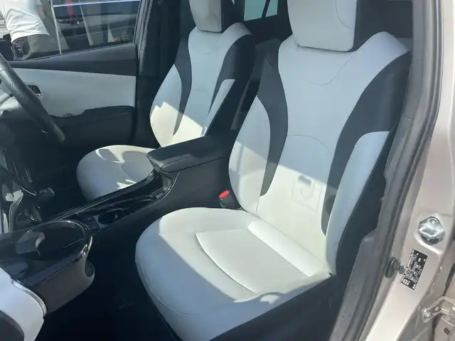 トヨタ プリウス A ツーリングセレクション 愛媛県 2019(平31)年 4.4万km スティールブロンドM 純正7型ナビ(AM/FM/CD/DVD/BT/ワンセグTV)/バックカメラ/白革温電動シート/トヨタセーフティセンス/レーダークルーズコントロール/ブラインドスポットモニター/ヘッドアップディスプレイ/衝突被害軽減装置/車線逸脱防止装置/パーキングアシスト/ヒートミラー/電格ミラー/純正ドアバイザー/ステアリングリモコン/後付けドリンクホルダー/PWR/NORMAL/ECO/トノカバー/現状サマー(純正AW)(215/45/R17)/PIRELLI P8FS