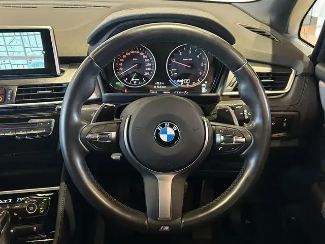 ＢＭＷ ２１８ｄ xDriveアクティブツアラーMスポーツ 道央・札幌 2017(平29)年 2.8万km ミネラルホワイト コンフォートパッケージ/　・コンフォートアクセス/　・ライトパッケージ/　・オートマチックテールゲート/パーキングサポートパッケージ/　・リアビューカメラ/　・PDC/純正HDDナビ/USB/Bluetooth/衝突警告/車線逸脱警告/ETC