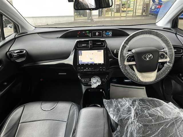 トヨタ プリウス Sセーフティプラス 長崎県 2018(平30)年 5.5万km アティチュードブラックマイカ 純正SDナビ(FM/AM/BT/フルセグTV)/プッシュスタート/オールオートパワーウィンドウ/ドライブモードセレクト/バックカメラ/前方ドライブレコーダー/ビルトインETC/アダプティブクルーズコントロール/インテリジェントパーキングアシスト/ふらつき検知/レザー調シートカバー/ベンチシート/フロアマット/社外R18アルミホイール/オートライト/オートマチックハイビーム/ABS/TRC/S-VSC/クリアランスソナー/プリクラッシュセーフティ/イモビライザー/スマートキー/スペアキー/取扱説明書/保証書