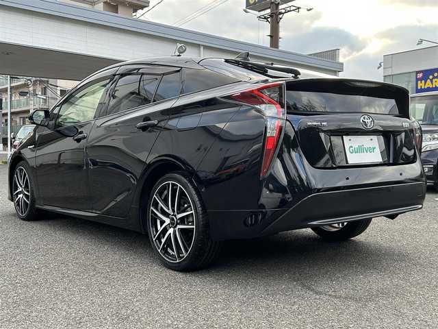 トヨタ プリウス Sセーフティプラス 長崎県 2018(平30)年 5.5万km アティチュードブラックマイカ 純正SDナビ(FM/AM/BT/フルセグTV)/プッシュスタート/オールオートパワーウィンドウ/ドライブモードセレクト/バックカメラ/前方ドライブレコーダー/ビルトインETC/アダプティブクルーズコントロール/インテリジェントパーキングアシスト/ふらつき検知/レザー調シートカバー/ベンチシート/フロアマット/社外R18アルミホイール/オートライト/オートマチックハイビーム/ABS/TRC/S-VSC/クリアランスソナー/プリクラッシュセーフティ/イモビライザー/スマートキー/スペアキー/取扱説明書/保証書