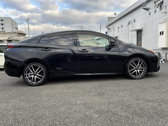 トヨタ プリウス Sセーフティプラス 長崎県 2018(平30)年 5.5万km アティチュードブラックマイカ 純正SDナビ(FM/AM/BT/フルセグTV)/プッシュスタート/オールオートパワーウィンドウ/ドライブモードセレクト/バックカメラ/前方ドライブレコーダー/ビルトインETC/アダプティブクルーズコントロール/インテリジェントパーキングアシスト/ふらつき検知/レザー調シートカバー/ベンチシート/フロアマット/社外R18アルミホイール/オートライト/オートマチックハイビーム/ABS/TRC/S-VSC/クリアランスソナー/プリクラッシュセーフティ/イモビライザー/スマートキー/スペアキー/取扱説明書/保証書