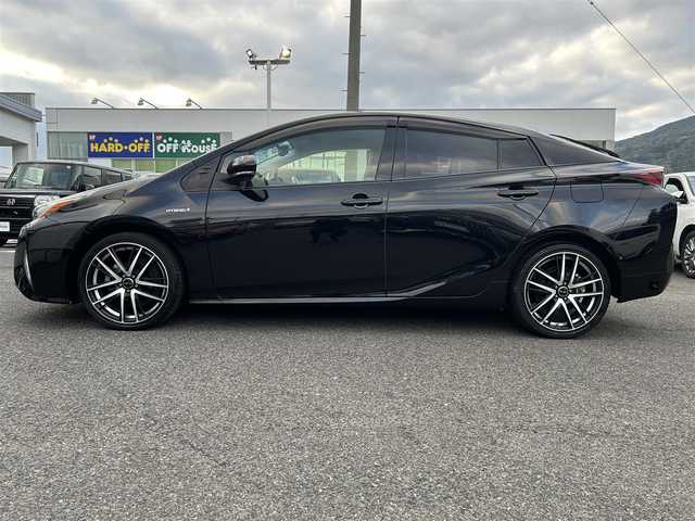 トヨタ プリウス Sセーフティプラス 長崎県 2018(平30)年 5.5万km アティチュードブラックマイカ 純正SDナビ(FM/AM/BT/フルセグTV)/プッシュスタート/オールオートパワーウィンドウ/ドライブモードセレクト/バックカメラ/前方ドライブレコーダー/ビルトインETC/アダプティブクルーズコントロール/インテリジェントパーキングアシスト/ふらつき検知/レザー調シートカバー/ベンチシート/フロアマット/社外R18アルミホイール/オートライト/オートマチックハイビーム/ABS/TRC/S-VSC/クリアランスソナー/プリクラッシュセーフティ/イモビライザー/スマートキー/スペアキー/取扱説明書/保証書