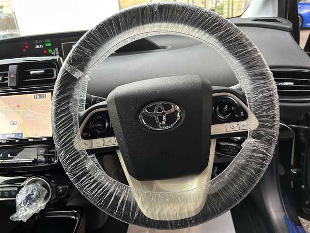 トヨタ プリウス Sセーフティプラス 長崎県 2018(平30)年 5.5万km アティチュードブラックマイカ 純正SDナビ(FM/AM/BT/フルセグTV)/プッシュスタート/オールオートパワーウィンドウ/ドライブモードセレクト/バックカメラ/前方ドライブレコーダー/ビルトインETC/アダプティブクルーズコントロール/インテリジェントパーキングアシスト/ふらつき検知/レザー調シートカバー/ベンチシート/フロアマット/社外R18アルミホイール/オートライト/オートマチックハイビーム/ABS/TRC/S-VSC/クリアランスソナー/プリクラッシュセーフティ/イモビライザー/スマートキー/スペアキー/取扱説明書/保証書