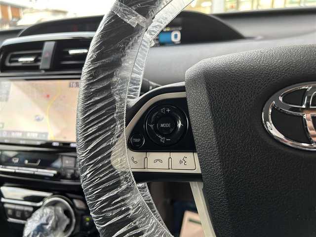 トヨタ プリウス Sセーフティプラス 長崎県 2018(平30)年 5.5万km アティチュードブラックマイカ 純正SDナビ(FM/AM/BT/フルセグTV)/プッシュスタート/オールオートパワーウィンドウ/ドライブモードセレクト/バックカメラ/前方ドライブレコーダー/ビルトインETC/アダプティブクルーズコントロール/インテリジェントパーキングアシスト/ふらつき検知/レザー調シートカバー/ベンチシート/フロアマット/社外R18アルミホイール/オートライト/オートマチックハイビーム/ABS/TRC/S-VSC/クリアランスソナー/プリクラッシュセーフティ/イモビライザー/スマートキー/スペアキー/取扱説明書/保証書