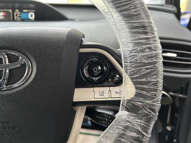 トヨタ プリウス Sセーフティプラス 長崎県 2018(平30)年 5.5万km アティチュードブラックマイカ 純正SDナビ(FM/AM/BT/フルセグTV)/プッシュスタート/オールオートパワーウィンドウ/ドライブモードセレクト/バックカメラ/前方ドライブレコーダー/ビルトインETC/アダプティブクルーズコントロール/インテリジェントパーキングアシスト/ふらつき検知/レザー調シートカバー/ベンチシート/フロアマット/社外R18アルミホイール/オートライト/オートマチックハイビーム/ABS/TRC/S-VSC/クリアランスソナー/プリクラッシュセーフティ/イモビライザー/スマートキー/スペアキー/取扱説明書/保証書