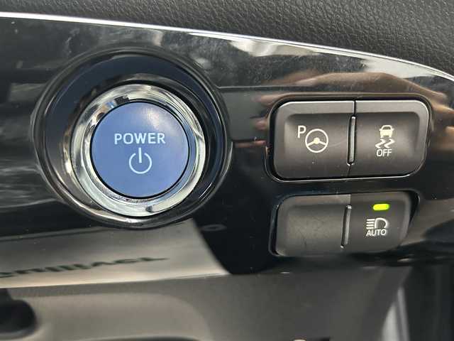 トヨタ プリウス Sセーフティプラス 長崎県 2018(平30)年 5.5万km アティチュードブラックマイカ 純正SDナビ(FM/AM/BT/フルセグTV)/プッシュスタート/オールオートパワーウィンドウ/ドライブモードセレクト/バックカメラ/前方ドライブレコーダー/ビルトインETC/アダプティブクルーズコントロール/インテリジェントパーキングアシスト/ふらつき検知/レザー調シートカバー/ベンチシート/フロアマット/社外R18アルミホイール/オートライト/オートマチックハイビーム/ABS/TRC/S-VSC/クリアランスソナー/プリクラッシュセーフティ/イモビライザー/スマートキー/スペアキー/取扱説明書/保証書