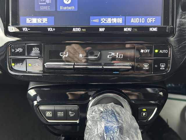 トヨタ プリウス Sセーフティプラス 長崎県 2018(平30)年 5.5万km アティチュードブラックマイカ 純正SDナビ(FM/AM/BT/フルセグTV)/プッシュスタート/オールオートパワーウィンドウ/ドライブモードセレクト/バックカメラ/前方ドライブレコーダー/ビルトインETC/アダプティブクルーズコントロール/インテリジェントパーキングアシスト/ふらつき検知/レザー調シートカバー/ベンチシート/フロアマット/社外R18アルミホイール/オートライト/オートマチックハイビーム/ABS/TRC/S-VSC/クリアランスソナー/プリクラッシュセーフティ/イモビライザー/スマートキー/スペアキー/取扱説明書/保証書