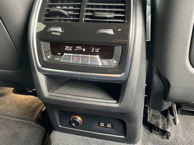 ＢＭＷ ＢＭＷ ＸＭ 東京都 2023(令5)年 1万km サファイアブラックP 新車時保証書　取扱説明書　整備記録簿/ドライビングアシスト/ヒル・スタート・アシスト/トラフィック・サイン・アシスト/緊急時のブレーキ・アシスト/ステアリング&レーン・コントロール・アシスト/ACC（アクティブ・クルーズ・コントロール）/レーン・チェンジ・ウォーニング＆レーン・チェンジ・アシスト/パーキング・アシスト/純正ナビ/フルセグTV/USB/BT/AppleCarplay/360度カメラ　ETC2.0/Bowers＆Wilkins　/ヘッドアップディスプレイ/ワイヤレスチャージ/フロントメモリー付パワーシート【マッサージ付】/レザーシート/全席シートヒーター/Fベンチレーター/LEDヘッドライト/オートライト/パワーバックドア/スマートキー×２/純正23インチアルミ