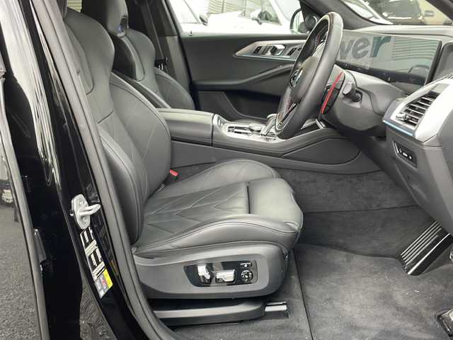 ＢＭＷ ＢＭＷ ＸＭ 東京都 2023(令5)年 1万km サファイアブラックP 新車時保証書　取扱説明書　整備記録簿/ドライビングアシスト/ヒル・スタート・アシスト/トラフィック・サイン・アシスト/緊急時のブレーキ・アシスト/ステアリング&レーン・コントロール・アシスト/ACC（アクティブ・クルーズ・コントロール）/レーン・チェンジ・ウォーニング＆レーン・チェンジ・アシスト/パーキング・アシスト/純正ナビ/フルセグTV/USB/BT/AppleCarplay/360度カメラ　ETC2.0/Bowers＆Wilkins　/ヘッドアップディスプレイ/ワイヤレスチャージ/フロントメモリー付パワーシート【マッサージ付】/レザーシート/全席シートヒーター/Fベンチレーター/LEDヘッドライト/オートライト/パワーバックドア/スマートキー×２/純正23インチアルミ