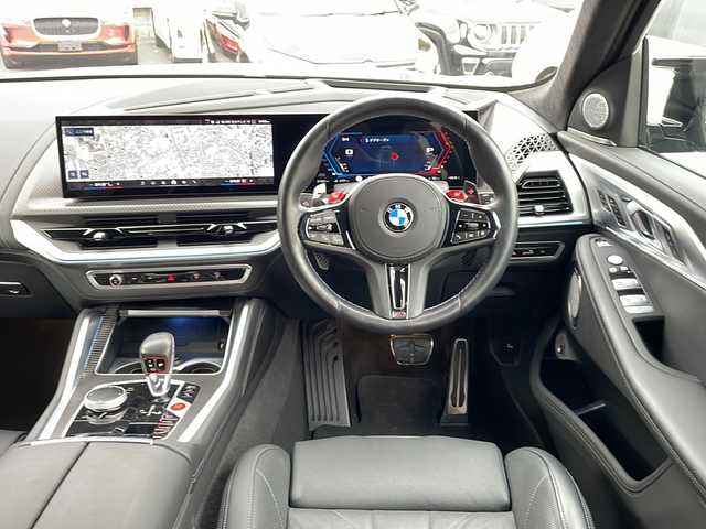 ＢＭＷ ＢＭＷ ＸＭ 東京都 2023(令5)年 1万km サファイアブラックP 新車時保証書　取扱説明書　整備記録簿/ドライビングアシスト/ヒル・スタート・アシスト/トラフィック・サイン・アシスト/緊急時のブレーキ・アシスト/ステアリング&レーン・コントロール・アシスト/ACC（アクティブ・クルーズ・コントロール）/レーン・チェンジ・ウォーニング＆レーン・チェンジ・アシスト/パーキング・アシスト/純正ナビ/フルセグTV/USB/BT/AppleCarplay/360度カメラ　ETC2.0/Bowers＆Wilkins　/ヘッドアップディスプレイ/ワイヤレスチャージ/フロントメモリー付パワーシート【マッサージ付】/レザーシート/全席シートヒーター/Fベンチレーター/LEDヘッドライト/オートライト/パワーバックドア/スマートキー×２/純正23インチアルミ