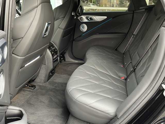 ＢＭＷ ＢＭＷ ＸＭ 東京都 2023(令5)年 1万km サファイアブラックP 新車時保証書　取扱説明書　整備記録簿/ドライビングアシスト/ヒル・スタート・アシスト/トラフィック・サイン・アシスト/緊急時のブレーキ・アシスト/ステアリング&レーン・コントロール・アシスト/ACC（アクティブ・クルーズ・コントロール）/レーン・チェンジ・ウォーニング＆レーン・チェンジ・アシスト/パーキング・アシスト/純正ナビ/フルセグTV/USB/BT/AppleCarplay/360度カメラ　ETC2.0/Bowers＆Wilkins　/ヘッドアップディスプレイ/ワイヤレスチャージ/フロントメモリー付パワーシート【マッサージ付】/レザーシート/全席シートヒーター/Fベンチレーター/LEDヘッドライト/オートライト/パワーバックドア/スマートキー×２/純正23インチアルミ