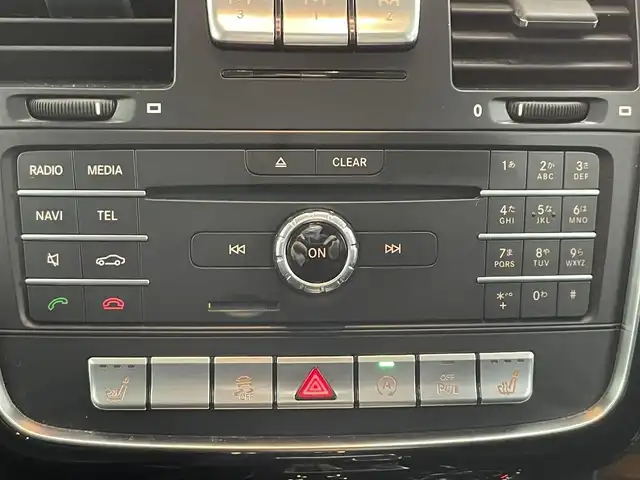 メルセデス・ベンツ ゲレンデヴァーゲン Ｇ３５０ｄ 道央・札幌 2017(平29)年 3.8万km オブシディアンブラックM ・ラグジュアリーパッケージ/・スライディングルーフ/・本革シート/・ハーマンカードンサウンド/・AMGオーバーフェンダー/・COMANDシステム/・8インチワイドディスプレイ/　CD/DVD/SD/BT/フルセグ/・バック/サイドカメラ/・ETC/・純正ドライブレコーダー/・ブラインドスポットモニター/・クルーズコントロール/・イージーエントリー/・ステアリングスイッチ/・パドルシフト/・ディファレンシャルロック/・トランスファースイッチ/・前席メモリー付パワーシート/・電動ランバーサポート/・全席シートヒーター/・LEDヘッドライト/・LEDドライビングライト/・LEDハイマウントストップ/・ステンレス製サイドステップ/・純正フロアマット