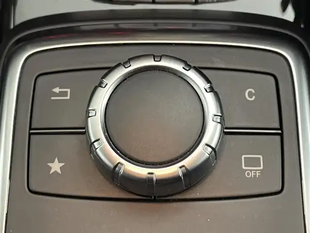 メルセデス・ベンツ ゲレンデヴァーゲン Ｇ３５０ｄ 道央・札幌 2017(平29)年 3.8万km オブシディアンブラックM ・ラグジュアリーパッケージ/・スライディングルーフ/・本革シート/・ハーマンカードンサウンド/・AMGオーバーフェンダー/・COMANDシステム/・8インチワイドディスプレイ/　CD/DVD/SD/BT/フルセグ/・バック/サイドカメラ/・ETC/・純正ドライブレコーダー/・ブラインドスポットモニター/・クルーズコントロール/・イージーエントリー/・ステアリングスイッチ/・パドルシフト/・ディファレンシャルロック/・トランスファースイッチ/・前席メモリー付パワーシート/・電動ランバーサポート/・全席シートヒーター/・LEDヘッドライト/・LEDドライビングライト/・LEDハイマウントストップ/・ステンレス製サイドステップ/・純正フロアマット