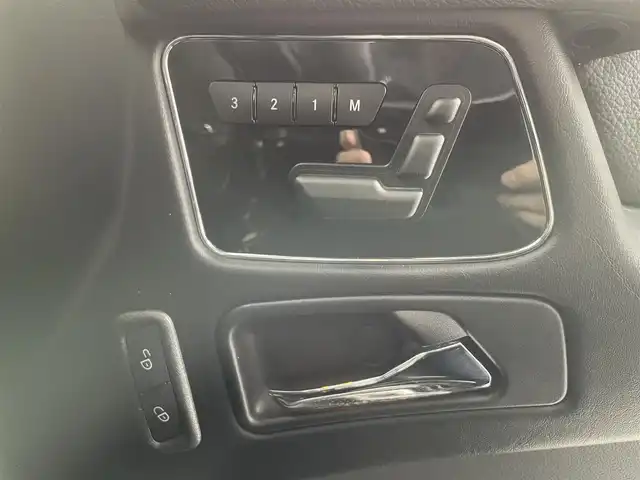メルセデス・ベンツ ゲレンデヴァーゲン Ｇ３５０ｄ 道央・札幌 2017(平29)年 3.8万km オブシディアンブラックM ・ラグジュアリーパッケージ/・スライディングルーフ/・本革シート/・ハーマンカードンサウンド/・AMGオーバーフェンダー/・COMANDシステム/・8インチワイドディスプレイ/　CD/DVD/SD/BT/フルセグ/・バック/サイドカメラ/・ETC/・純正ドライブレコーダー/・ブラインドスポットモニター/・クルーズコントロール/・イージーエントリー/・ステアリングスイッチ/・パドルシフト/・ディファレンシャルロック/・トランスファースイッチ/・前席メモリー付パワーシート/・電動ランバーサポート/・全席シートヒーター/・LEDヘッドライト/・LEDドライビングライト/・LEDハイマウントストップ/・ステンレス製サイドステップ/・純正フロアマット