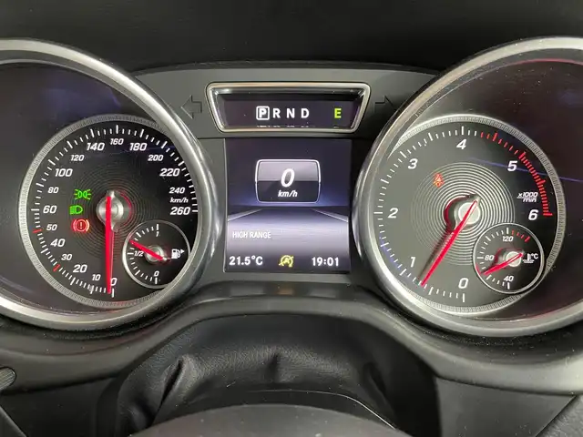 メルセデス・ベンツ ゲレンデヴァーゲン Ｇ３５０ｄ 道央・札幌 2017(平29)年 3.8万km オブシディアンブラックM ・ラグジュアリーパッケージ/・スライディングルーフ/・本革シート/・ハーマンカードンサウンド/・AMGオーバーフェンダー/・COMANDシステム/・8インチワイドディスプレイ/　CD/DVD/SD/BT/フルセグ/・バック/サイドカメラ/・ETC/・純正ドライブレコーダー/・ブラインドスポットモニター/・クルーズコントロール/・イージーエントリー/・ステアリングスイッチ/・パドルシフト/・ディファレンシャルロック/・トランスファースイッチ/・前席メモリー付パワーシート/・電動ランバーサポート/・全席シートヒーター/・LEDヘッドライト/・LEDドライビングライト/・LEDハイマウントストップ/・ステンレス製サイドステップ/・純正フロアマット