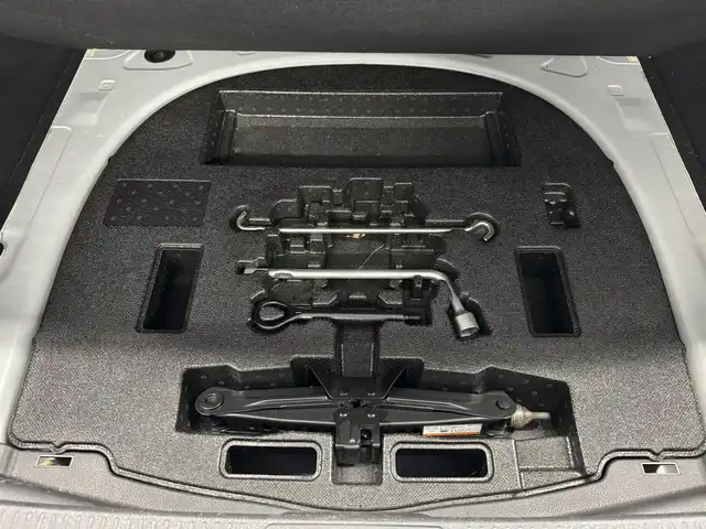 トヨタ カムリ WS 三重県 2019(令1)年 6.9万km プラチナホワイトパールマイカ ハイブリッド/FF/MTモード付フロアCVT/純正 9インチナビ NSZT-Y68T/（AM/FM/CD/DVD/TV/SD/SDREC/Bluetooth）/バックガイドモニター/ビルトイン ETC/Toyota Safety Sense/・PCS：プリクラッシュセーフティ/・LDA：レーンディパーチャーアラート（ステアリング制御付）/・レーダークルコン（全車速追従機能付）/・オートハイビーム/・【OP】インテリジェントクリアランスソナー［パーキングサポートブレーキ（静止物）］/装備/・ハーフレザーシート/・パワーシート（D8way＋ランバーサポート）/・左右独立オートエアコン/・EPB：電子パーキングブレーキ/・オートライト/・LED ヘッドランプ＋フロントフォグランプ/・ステアリングスイッチ/・純正17inAW/・保/取/・D記録簿 R1/R2/R3/R4/R6/・スマートキーx2/など