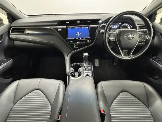 トヨタ カムリ WS 三重県 2019(令1)年 6.9万km プラチナホワイトパールマイカ ハイブリッド/FF/MTモード付フロアCVT/純正 9インチナビ NSZT-Y68T/（AM/FM/CD/DVD/TV/SD/SDREC/Bluetooth）/バックガイドモニター/ビルトイン ETC/Toyota Safety Sense/・PCS：プリクラッシュセーフティ/・LDA：レーンディパーチャーアラート（ステアリング制御付）/・レーダークルコン（全車速追従機能付）/・オートハイビーム/・【OP】インテリジェントクリアランスソナー［パーキングサポートブレーキ（静止物）］/装備/・ハーフレザーシート/・パワーシート（D8way＋ランバーサポート）/・左右独立オートエアコン/・EPB：電子パーキングブレーキ/・オートライト/・LED ヘッドランプ＋フロントフォグランプ/・ステアリングスイッチ/・純正17inAW/・保/取/・D記録簿 R1/R2/R3/R4/R6/・スマートキーx2/など