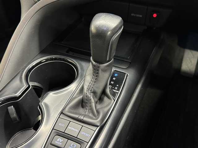 トヨタ カムリ WS 三重県 2019(令1)年 6.9万km プラチナホワイトパールマイカ ハイブリッド/FF/MTモード付フロアCVT/純正 9インチナビ NSZT-Y68T/（AM/FM/CD/DVD/TV/SD/SDREC/Bluetooth）/バックガイドモニター/ビルトイン ETC/Toyota Safety Sense/・PCS：プリクラッシュセーフティ/・LDA：レーンディパーチャーアラート（ステアリング制御付）/・レーダークルコン（全車速追従機能付）/・オートハイビーム/・【OP】インテリジェントクリアランスソナー［パーキングサポートブレーキ（静止物）］/装備/・ハーフレザーシート/・パワーシート（D8way＋ランバーサポート）/・左右独立オートエアコン/・EPB：電子パーキングブレーキ/・オートライト/・LED ヘッドランプ＋フロントフォグランプ/・ステアリングスイッチ/・純正17inAW/・保/取/・D記録簿 R1/R2/R3/R4/R6/・スマートキーx2/など