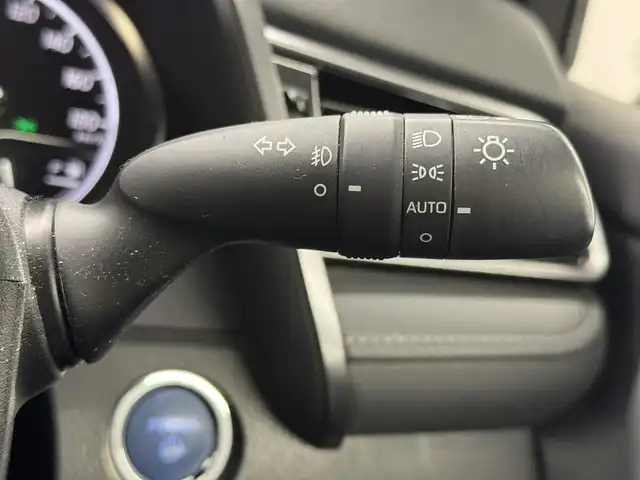 トヨタ カムリ WS 三重県 2019(令1)年 6.9万km プラチナホワイトパールマイカ ハイブリッド/FF/MTモード付フロアCVT/純正 9インチナビ NSZT-Y68T/（AM/FM/CD/DVD/TV/SD/SDREC/Bluetooth）/バックガイドモニター/ビルトイン ETC/Toyota Safety Sense/・PCS：プリクラッシュセーフティ/・LDA：レーンディパーチャーアラート（ステアリング制御付）/・レーダークルコン（全車速追従機能付）/・オートハイビーム/・【OP】インテリジェントクリアランスソナー［パーキングサポートブレーキ（静止物）］/装備/・ハーフレザーシート/・パワーシート（D8way＋ランバーサポート）/・左右独立オートエアコン/・EPB：電子パーキングブレーキ/・オートライト/・LED ヘッドランプ＋フロントフォグランプ/・ステアリングスイッチ/・純正17inAW/・保/取/・D記録簿 R1/R2/R3/R4/R6/・スマートキーx2/など