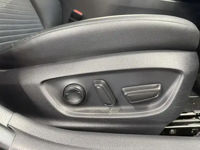 トヨタ カムリ WS 三重県 2019(令1)年 6.9万km プラチナホワイトパールマイカ ハイブリッド/FF/MTモード付フロアCVT/純正 9インチナビ NSZT-Y68T/（AM/FM/CD/DVD/TV/SD/SDREC/Bluetooth）/バックガイドモニター/ビルトイン ETC/Toyota Safety Sense/・PCS：プリクラッシュセーフティ/・LDA：レーンディパーチャーアラート（ステアリング制御付）/・レーダークルコン（全車速追従機能付）/・オートハイビーム/・【OP】インテリジェントクリアランスソナー［パーキングサポートブレーキ（静止物）］/装備/・ハーフレザーシート/・パワーシート（D8way＋ランバーサポート）/・左右独立オートエアコン/・EPB：電子パーキングブレーキ/・オートライト/・LED ヘッドランプ＋フロントフォグランプ/・ステアリングスイッチ/・純正17inAW/・保/取/・D記録簿 R1/R2/R3/R4/R6/・スマートキーx2/など